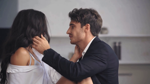 zakenman knuffelen en kussen vriendin  - Video