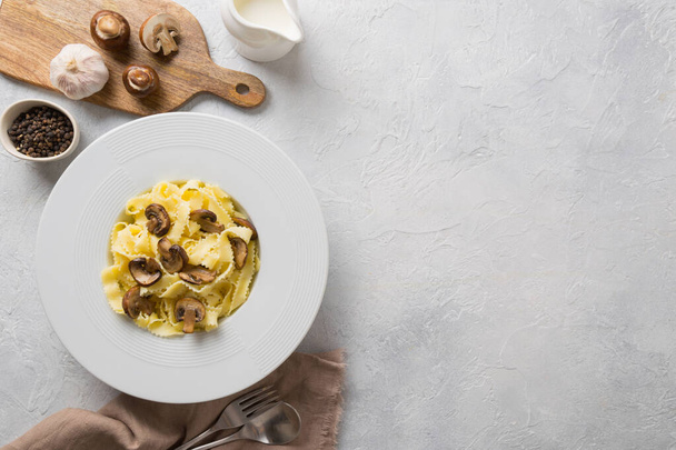 Spaghetti reginelle pasta with mushrooms. Tasty healthy dinner. - Fotó, kép