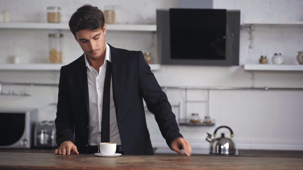 empresário colocando em xícara de mesa e beber café
 - Filmagem, Vídeo