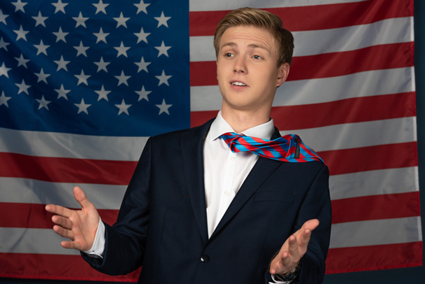 férfi gesztikulál amerikai zászló háttér - Fotó, kép