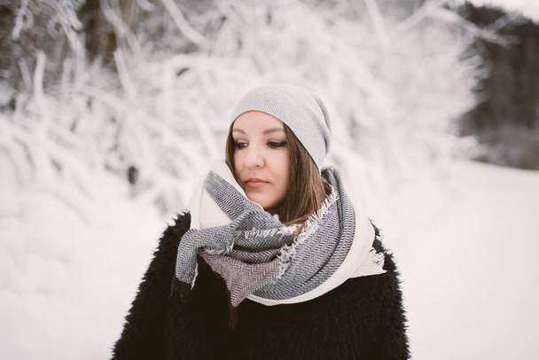 kobieta na śniegu - Zdjęcie, obraz