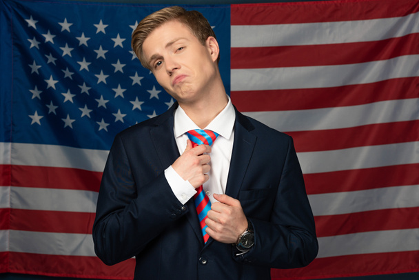 komoly férfi megható nyakkendő amerikai zászló háttér - Fotó, kép