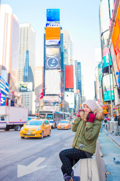 Нью-йоркская женщина в качестве туристки на Таймс-сквер или молодая счастливая женщина, посещающая Манхэттен, Нью-Йорк, Нью-Йорк, США
. - Фото, изображение