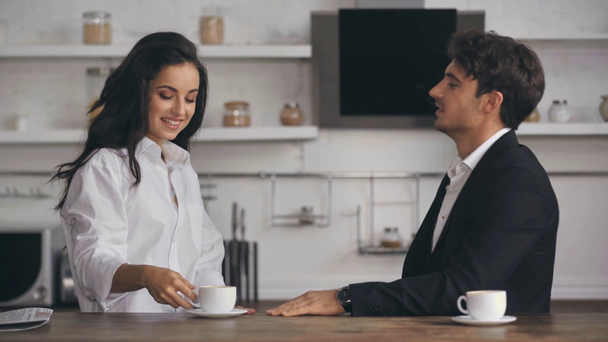 üzletember újságot olvas és barátnőjével beszél   - Felvétel, videó