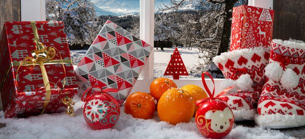 Koncepcja Bożego Narodzenia z kapciami, pomarańcze i prezenty - Zdjęcie, obraz