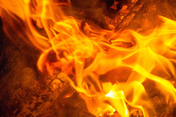 Feuer in seiner häufigsten Form kann zu einem Brand führen, der p verursachen kann. - Foto, Bild