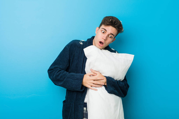 adolescent caucasien fatigué homme tenant un oreiller
 - Photo, image