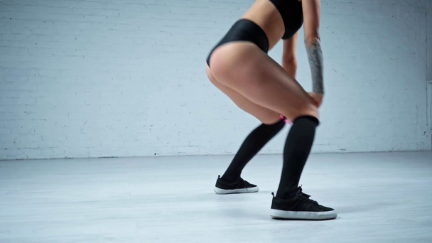 Sexy jovem mulher twerking no estúdio de dança
 - Filmagem, Vídeo