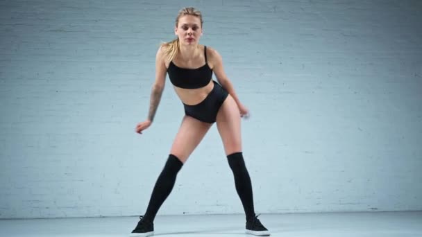 Сексуальна танцівниця Twerk рухається в танцювальній студії
 - Кадри, відео