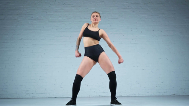 Dançarino twerk atraente praticando em fundo branco
 - Filmagem, Vídeo