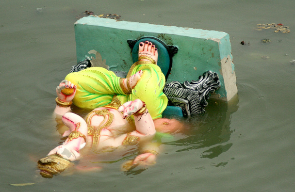 Ganesha idol float após imersão, durante hindu festiva
 - Foto, Imagem