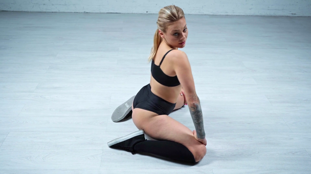 sexy Frau tanzt twerk auf weißem Hintergrund - Filmmaterial, Video