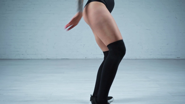 Όμορφη νεαρή γυναίκα χορεύει twerk - Πλάνα, βίντεο