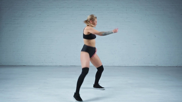 Vonzó szőke nő tánc fehér háttér - Felvétel, videó