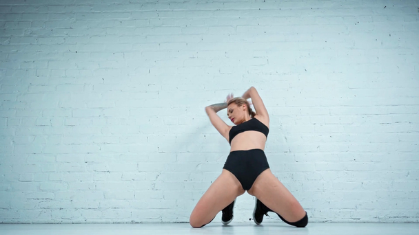 Sexy Frau tanzt auf weißem Hintergrund - Filmmaterial, Video