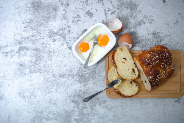 テーブルの上の朝食ブランチ。フラットレイコンセプト。ゆで卵、ゆで卵殻、フードドリンクのコンセプト. - 写真・画像