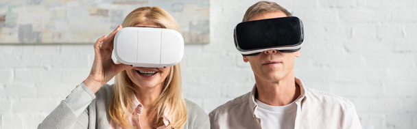 Panoramic shot of coupe in virtual reality headsets at home - Valokuva, kuva