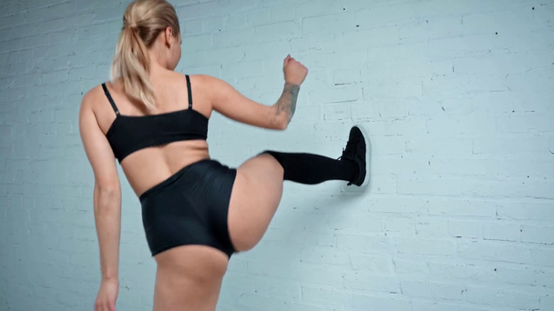 Vista trasera de la mujer sexy twerking al lado de la pared
 - Metraje, vídeo