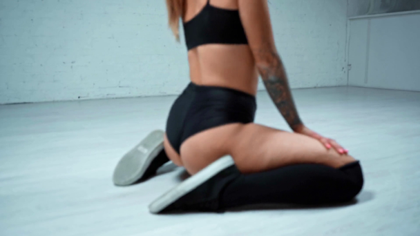 Vista laterale della donna sexy twerking sul pavimento
 - Filmati, video
