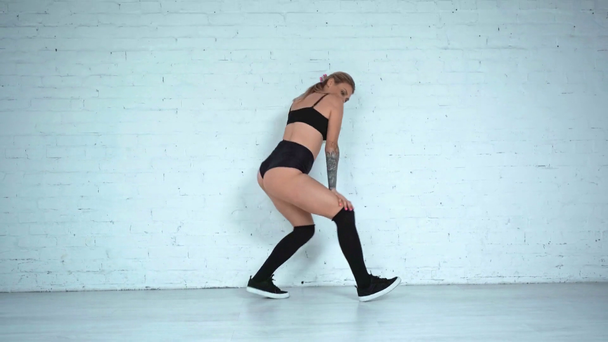 Mulher sexy dançando twerk ao lado da parede branca
 - Filmagem, Vídeo