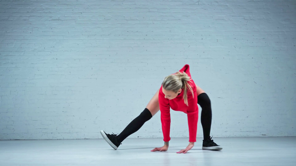 Tancerka Twerk w czerwonym górę upraw rozciąganie przed treningiem na białym tle - Materiał filmowy, wideo