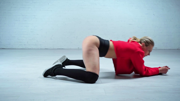 Σέξι γυναίκα με κόκκινο μπλουζάκι που χορεύει twerk - Πλάνα, βίντεο