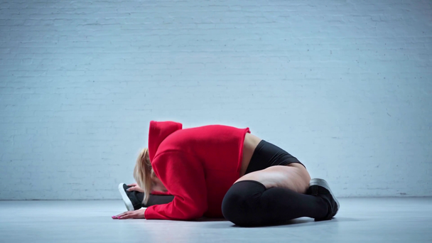 Szexi twerk táncos piros termés felső nyújtózkodó lábak - Felvétel, videó