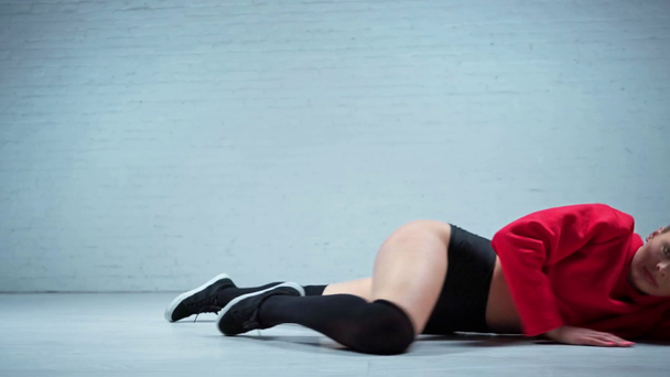 Sexy twerk tanečnice zahřívání na podlaze - Záběry, video