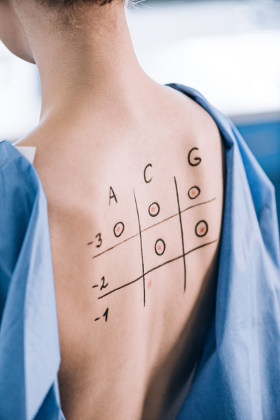 vista recortada de la mujer con letras y números en la espalda marcada
  - Foto, imagen