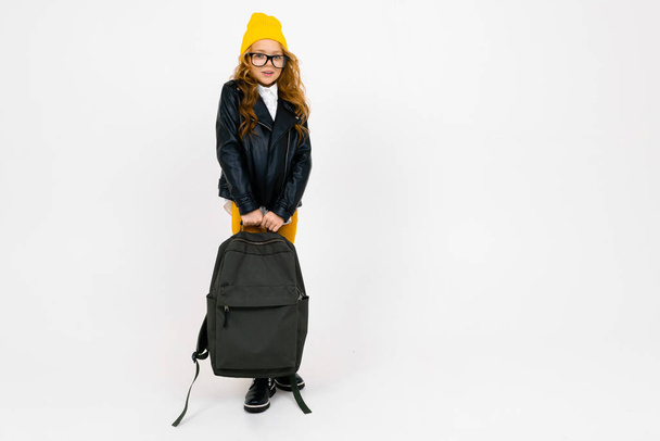 hűvös kislány lézer kabát pózol hátizsák stúdió fény háttér  - Fotó, kép