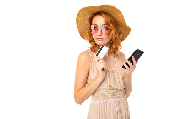 携帯電話やクレジットカードを背景に白い服を着た若い女性が   - 写真・画像