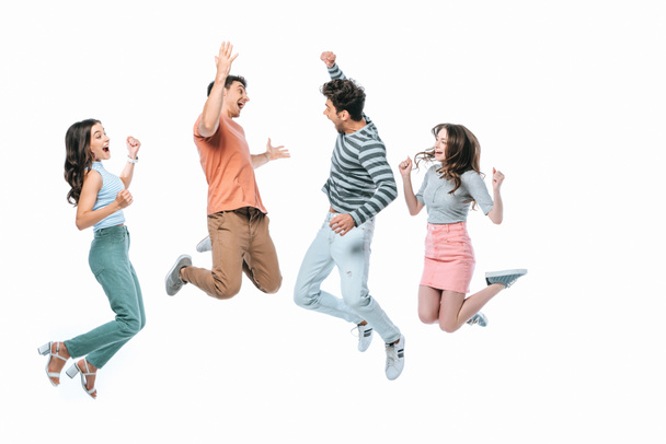 opgewonden vrienden springen samen, geïsoleerd op wit - Foto, afbeelding