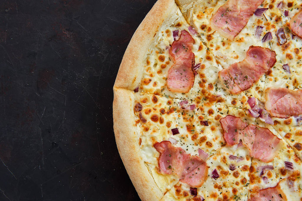 Közelkép a pizza carbonara szalonnával és hagymával - Fotó, kép