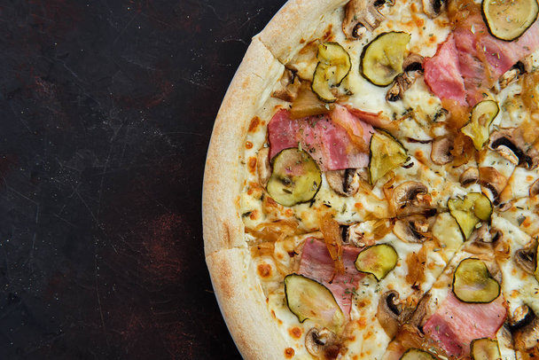 Close up view of pizza with bacon, mushroom, pickled cucumber and caramelized onion - Φωτογραφία, εικόνα