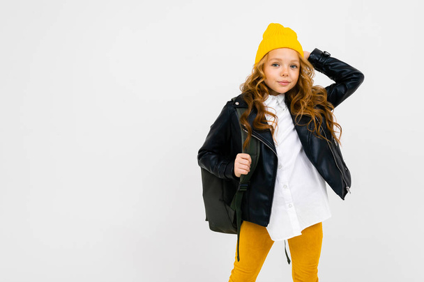 aranyos divatos kislány bőrdzsekiben hátizsákkal - Fotó, kép