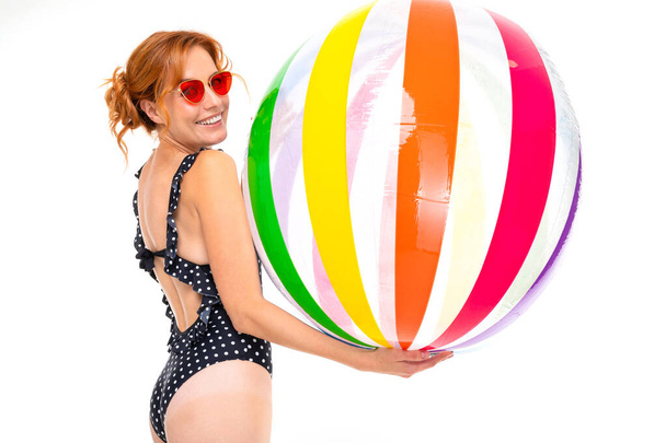 mujer joven en gafas de sol posando con bola inflable sobre fondo blanco
   - Foto, imagen