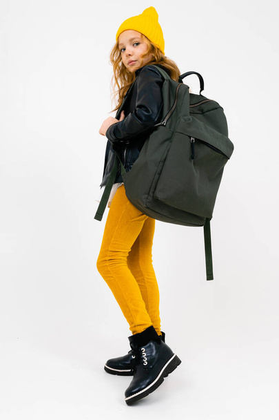 aranyos divatos kislány bőrdzsekiben hátizsákkal - Fotó, kép