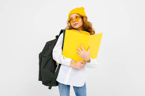 schattig modieus weinig reiziger meisje met gele map - Foto, afbeelding
