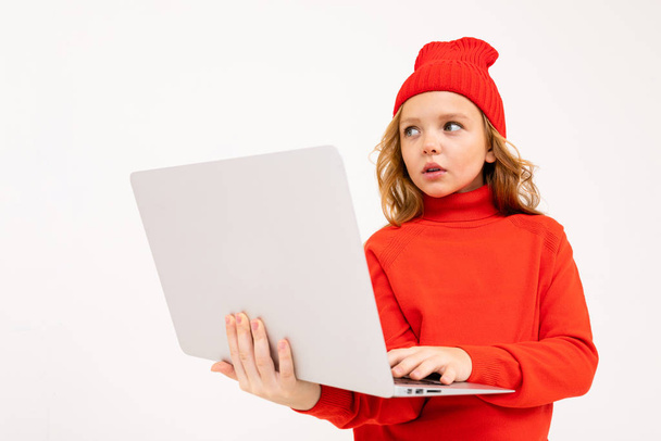 fille mignonne posant avec ordinateur portable en studio sur fond clair
  - Photo, image