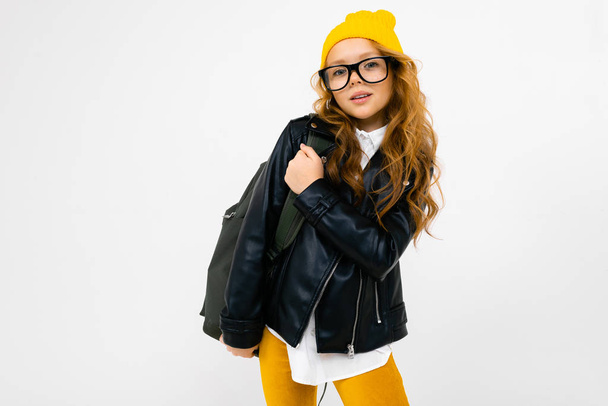 hűvös kislány lézer kabát pózol hátizsák stúdió fény háttér  - Fotó, kép