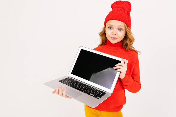 cute girl pozowanie z laptopem w studio na tle światła  - Zdjęcie, obraz