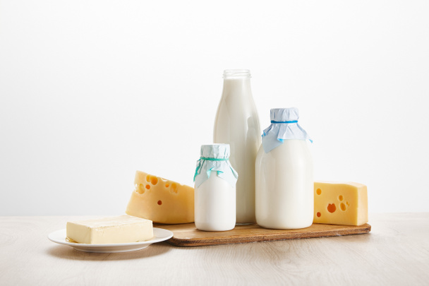 varios productos lácteos orgánicos frescos en tablero de madera aislado en blanco
 - Foto, Imagen