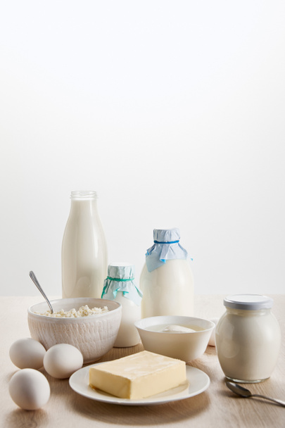 varios productos lácteos orgánicos frescos y huevos en la mesa de madera aislados en blanco
 - Foto, imagen