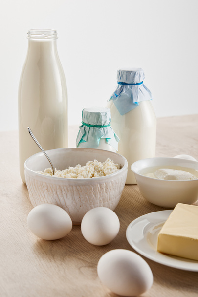 productos lácteos orgánicos frescos y huevos sobre una mesa de madera aislada sobre blanco
 - Foto, imagen