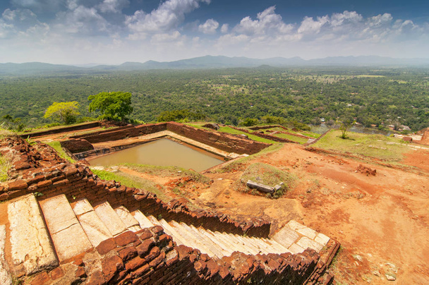 Jardín en la cima Fortaleza de la Roca Sigiriya, Castillo Arruinado del Siglo V que es declarado Patrimonio de la Humanidad por la Unesco en Sri Lanka
. - Foto, imagen