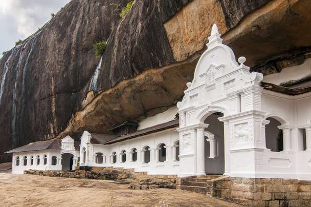 Entrance to Dambulla Golden Temple the largest and best preserved cave temple complex in Sri Lanka. - Fotoğraf, Görsel