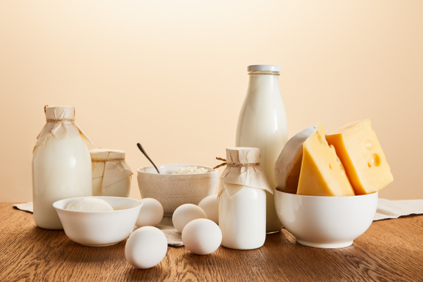 productos lácteos orgánicos sabrosos y huevos en mesa de madera rústica aislada en beige
 - Foto, imagen