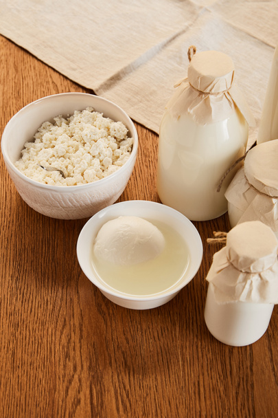 productos lácteos orgánicos sabrosos en mesa de madera rústica
 - Foto, imagen