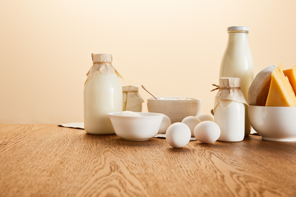 productos lácteos orgánicos sabrosos y huevos en mesa de madera rústica aislada en beige
 - Foto, imagen