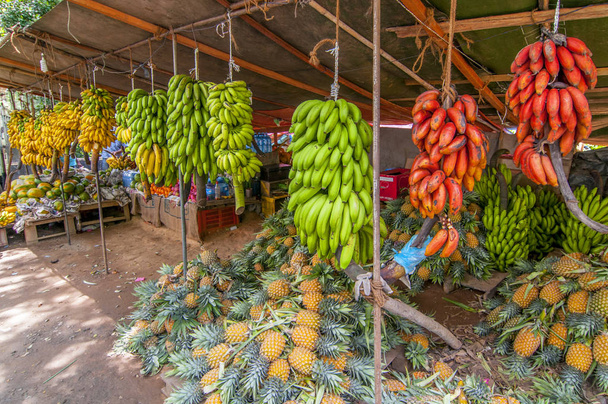 Багато тропічних фруктів на відкритому ринку в Шрі - Ланці.. - Фото, зображення